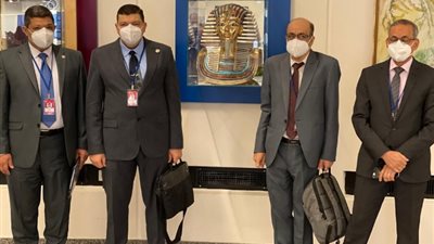 صور تذكارية للوفد المصرى من الهيئات النووية والذرية بجانب قناع 