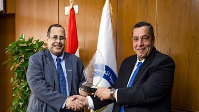 بالصور.. رئيس «أنربك» يكرم «إنبى» للإنتهاء من أعمال المشروع الجديد وتوقيع شهادة (PAC)  قبل الموعد