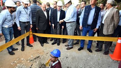 بالصور.. وزير البترول يتفقد أعمال توصيل الغاز بـ«طناش» و«أوسيم» بالجيزة