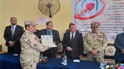 تكريم قائد المنطقة الشمالية وعمرو مصطفى لإسهامهم في نجاح القافلة الطبية بالإسكندرية
