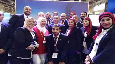 «خلف» يلتقط صور تذكارية وسيلفى مع العاملين بالوزارة بجناح «القابضة» بمعرض «الكتريكس Electricx»