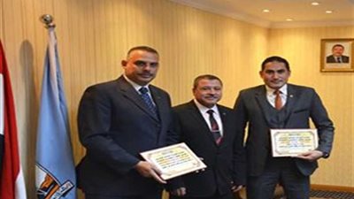 رئيس «العامة للبترول» يكرم مسئولى الإعلام بالشركة للتفاني فى العمل