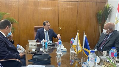 وزير البترول يبحث التعاون في انتاج مركبات النقل الجماعى العاملة بالغاز
