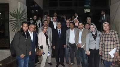 وزير الكهرباء يلتقط صورة تذكارية مع محررى ومندوبى الوزارة