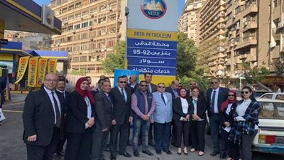 رئيس «مصر للبترول» يلتقط صور تذكارية مع العاملين بمحطة الشيراتون فى أول أيام تسويق «مصر اكسترا 95»