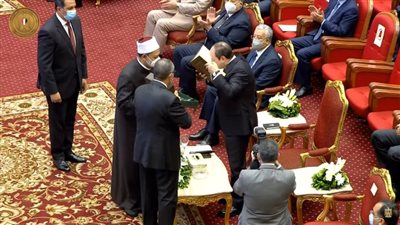 شيخ الأزهر يهدي الرئيس السيسي نسخة من مصحف الأزهر الشريف