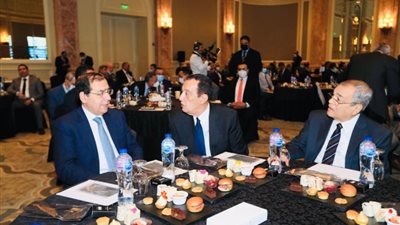 بالأسماء..قيادات البترول وأعضاء النواب في ندوة جمعية البترول