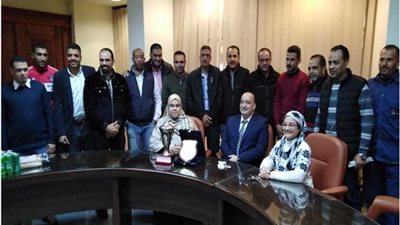 رئيس «أسبك» يكرم فريق كرة القدم بالشركة
