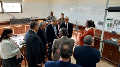 رئيس«المحطات المائية»للكهرباء يفتتح أول معمل بطاقة الرياح بالصعيد