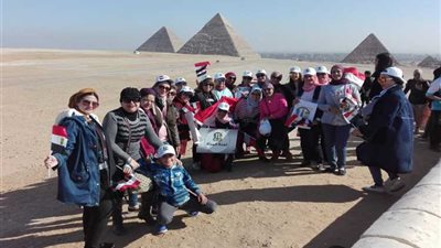 خلال مبادرة لتنشيط السياحة.. أمانة المرأة بنقابة البترول تزور الهرم والمتحف المصري
