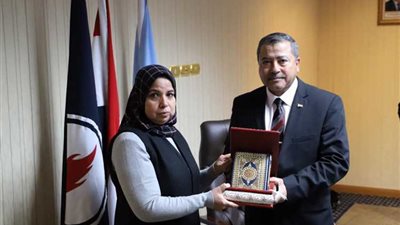 الشركة العامة للبترول تكرم شقيقة النقابي حسام عماد في ذكراه