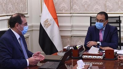 رئيس الوزراء يتابع مع وزير البترول الموقف التنفيذي لمشروعات الوزارة.. صور