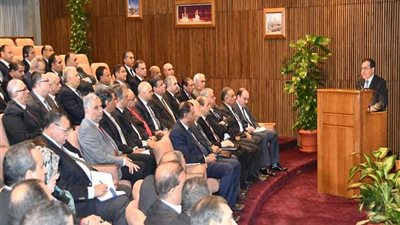 الملا يعقد اجتماعًا موسعًا مع قيادات قطاع البترول