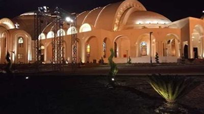 حصرى .. ننشر آخر صور لإنارة مسجد الفتاح العليم والكاتدرائية بالعاصمة الجديدة والطريق المؤدى لهما