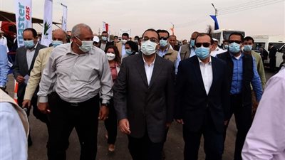 رئيس الوزراء يشهد تشغيل المرحلة الأولى لمشروع توصيل الغاز للمنازل في الخارجة