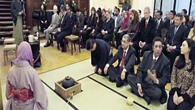 للمرة الأولى.. وزيرا الكهرباء والآثار يفترشا الأرض لتناول الشاى