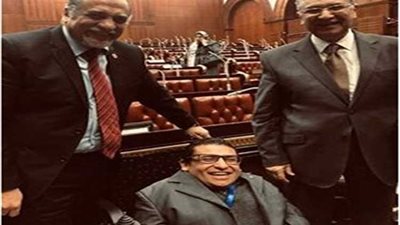 وزير الكهرباء يلتقط صور تذكارية مع أحد أعضاء مبادرة حياة كريمة