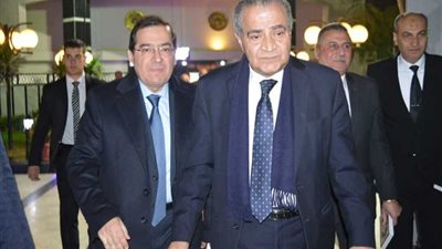 بالصور..وزير البترول يقدم واجب العزاء فى وفاة والدة وزير المالية