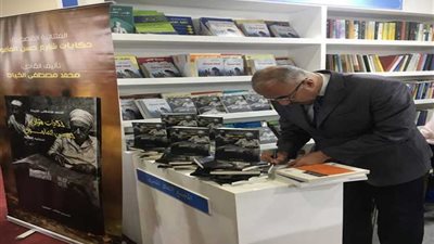 الخياط يوقع حكايات شارع حسن المأمون بمعرض القاهرة الدولى للكتاب