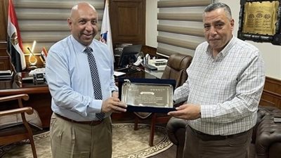 لتميزها في تنفيذ العمرة.. رئيس «إيثيدكو» يهدي درع لشركة بترومنت