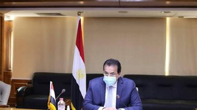 وزير التعليم العالي يستعرض تقريرًا حول أنشطة معهد بحوث البترول