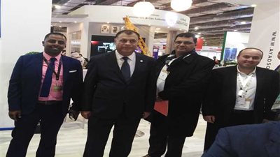 عز الرجال يزور جناح «أولاد عياد» بمعرض إيجبس ٢٠١٩.. ويلتقط صور تذكارية مع العاملين بالمجموعة