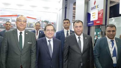 بالصور .. وزير البترول يتفقد جناح غــازتـك بمعرض إيجبس
