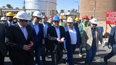 صور| وزير البترول ومحافظ أسوان يتفقدا عدداً من مشروعات البترول والغاز بأسوان