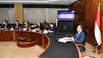 وزير البترول يترأس اجتماع  برنامج زيادة عدد محطات تموين السيارات بالغاز الطبيعى