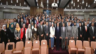 وزير البترول يلتقي المجموعة الأولى من الملتحقين ببرنامج تأهيل القيادات الشابة والمتوسطة بقطاع البترول