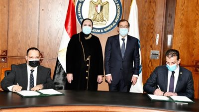 توقيع عقدين لتمويل مشروعات البرنامج الرئاسي لتحويل السيارات للعمل بالغاز بـ 200 مليون جنيه