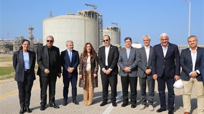 السفيرة الأمريكية تزور مصنع دمياط لإسالة الغاز الطبيعي