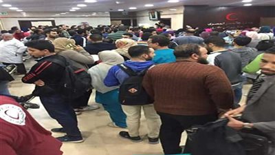 صور.. المئات يتوافدون علي المستشفيات للتبرع بالدم لمصابي حادث القطار