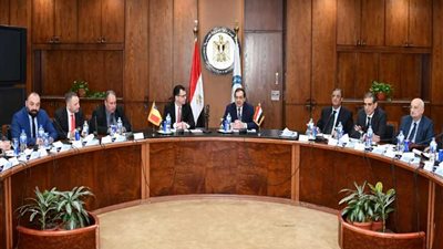 المُلا يبحث دعم التعاون مع وزير البيئة والتجارة برومانيا
