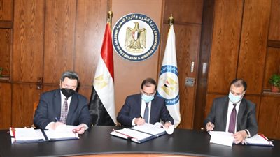 وزير البترول يشهد توقيع إتفاقية اندماج شركتى  خالدة وقارون
