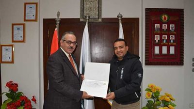 رئيس «تاون جاس» يكرم مدرب منتخب مصر لملاكمة الشباب