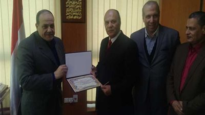 بالصور.. رئيس «شمال الدلتا للكهرباء» يكرم مدير عام الإتصالات لبلوغه السن القانونية