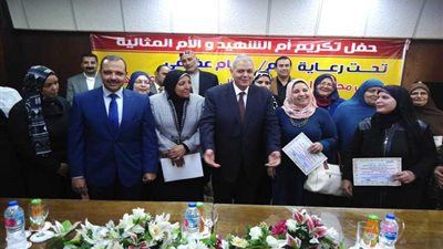 بالصور.. «شمال القاهرة للكهرباء» تكرم الأمهات المثاليات