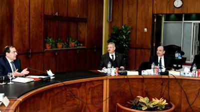 وزير البترول يعقد اجتماع موسع مع رئيس وأعضاء مجلس إدارة