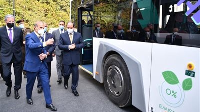 الرئيس السيسى يتفقد مركبات متعددة الاستخدام تعمل بالغاز الطبيعى والكهرباء