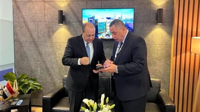 وزيرة الصناعة تزور جناح شركة