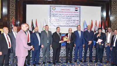 نقيب المرافق:نقلنا للجانب العراقي برامج الحماية الإجتماعية للعاملين..والتنسيق لمواجهة التحديات