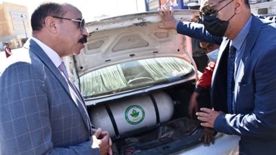 محافظ أسوان يعطى إشارة البدء لأول محطة متنقلة لتموين السيارات بالغاز الطبيعى