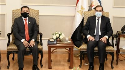 وزير البترول يبحث الفرص الإستثمارية مع سفير ماليزيا