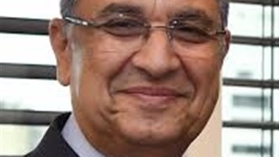 وزير الكهرباء يباشر مهام عمله من داخل مكتبه بالعباسية..والعاملين يستقبلونه بترحاب شديد