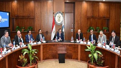 الملا يتابع مع قيادات شركات البترول العالمية تنفيذ برنامج تأهيل القيادات الشابة