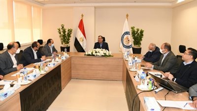 الملا يعقد أول اجتماع بالمقر الجديد لوزارة البترول بالعاصمة الإدارية