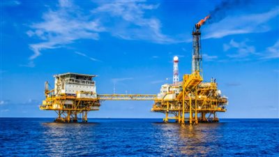 النفط يحقق مكاسب للأسبوع الثاني بسبب التوتر في الشرق الأوسط