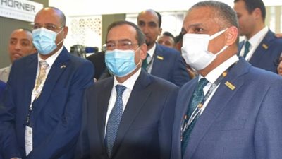 وزير البترول يتفقد جناح 