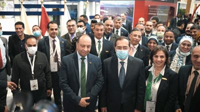 وزير البترول يتفقد جناح «غاز مصر» بـ«ايجبس 2022»
